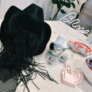 Black rhinestone detailing cowboy hat - set of two! 🤠